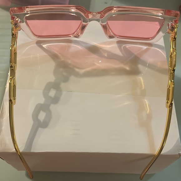 Pink and gold chain link sunglasses - Picture 3 of 3